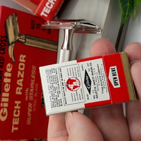 Vintage Gillette Tech Razer   Unused in Original Box Red Cross Issue 1950s - Picture 3 of 7
